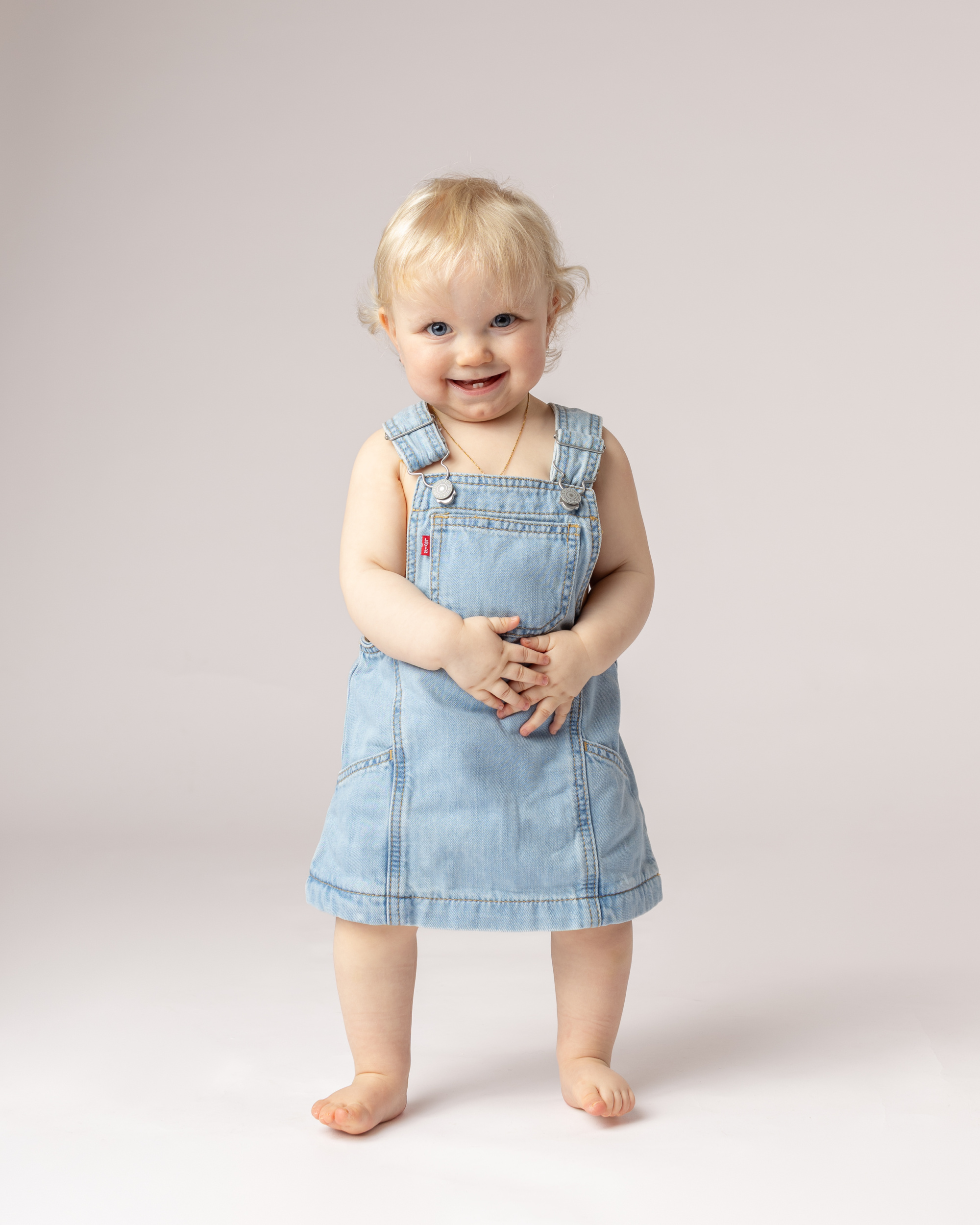 Liten jente i dongeriskjørt