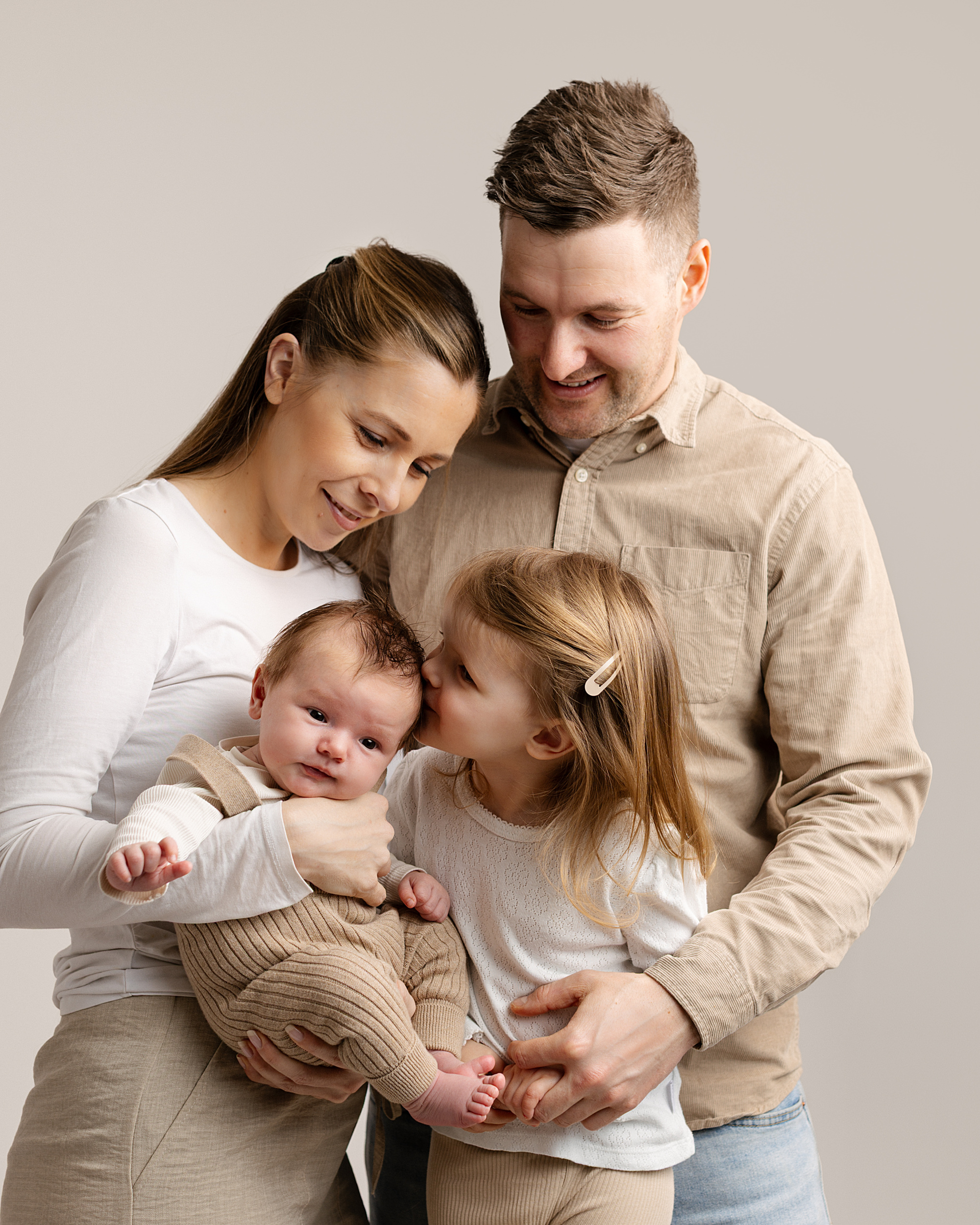 Familie med nyfødt og barn