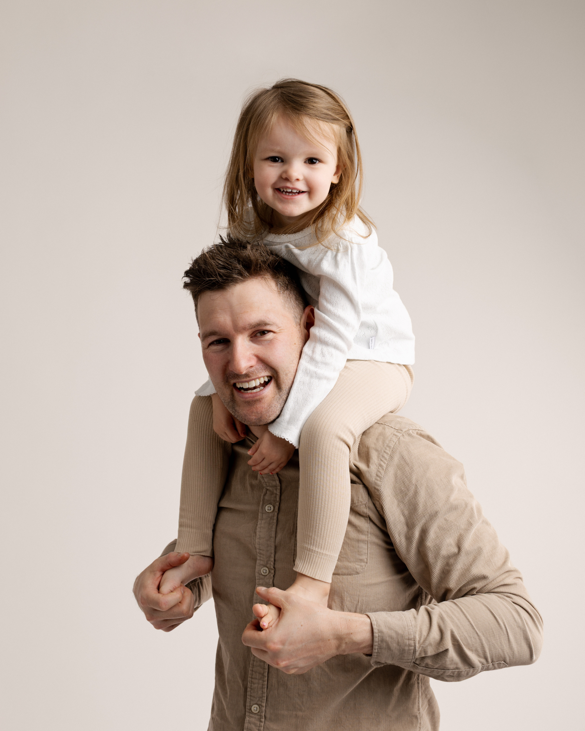 Far med datter på skuldrene