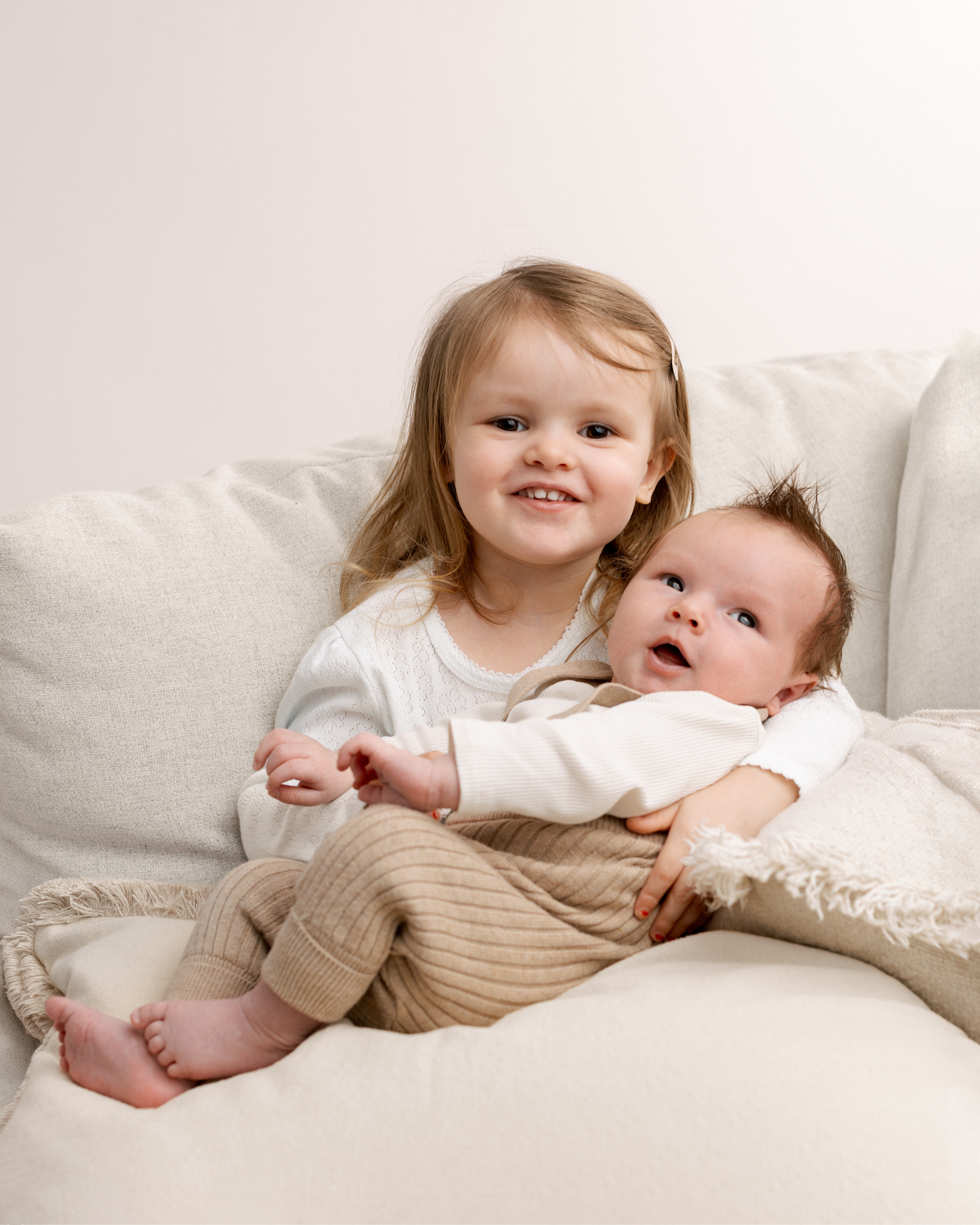 Søsken på myk sofa