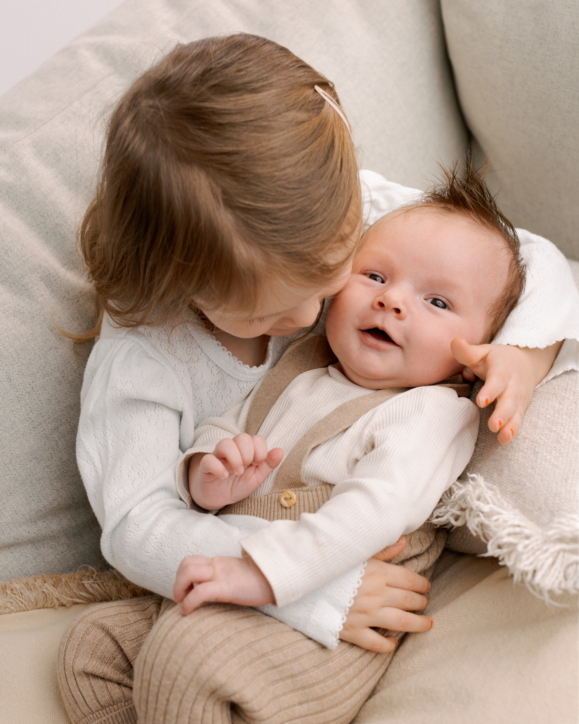 Søsken koser på sofaen