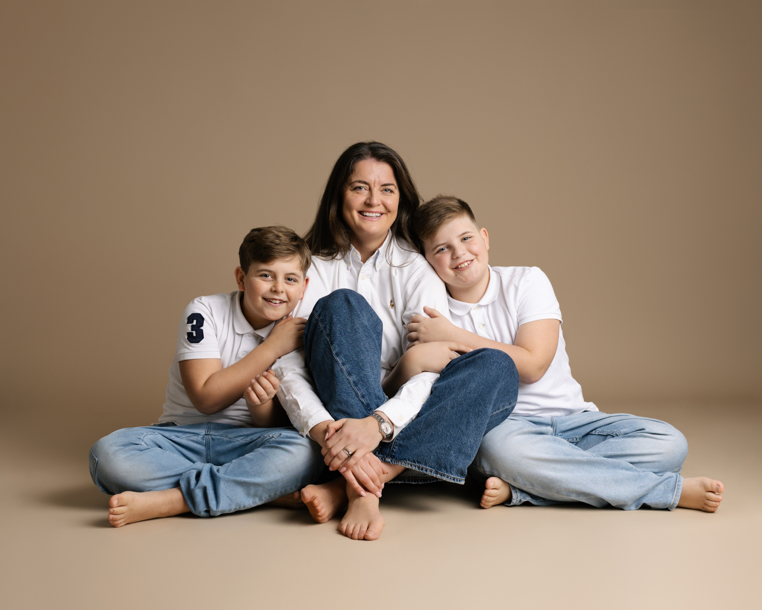 Familieportrett av mor og sønner