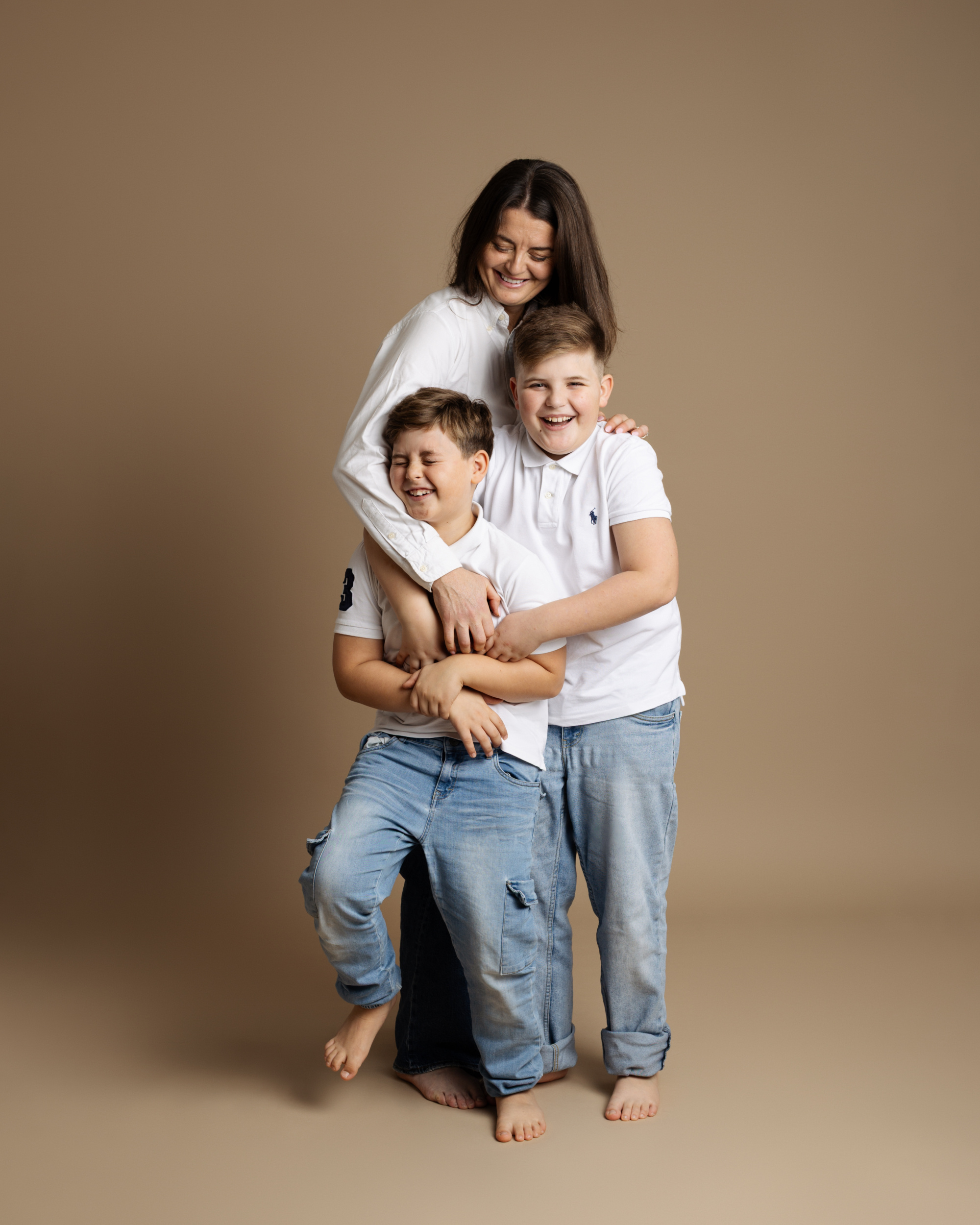 Kvinne og barn ler sammen