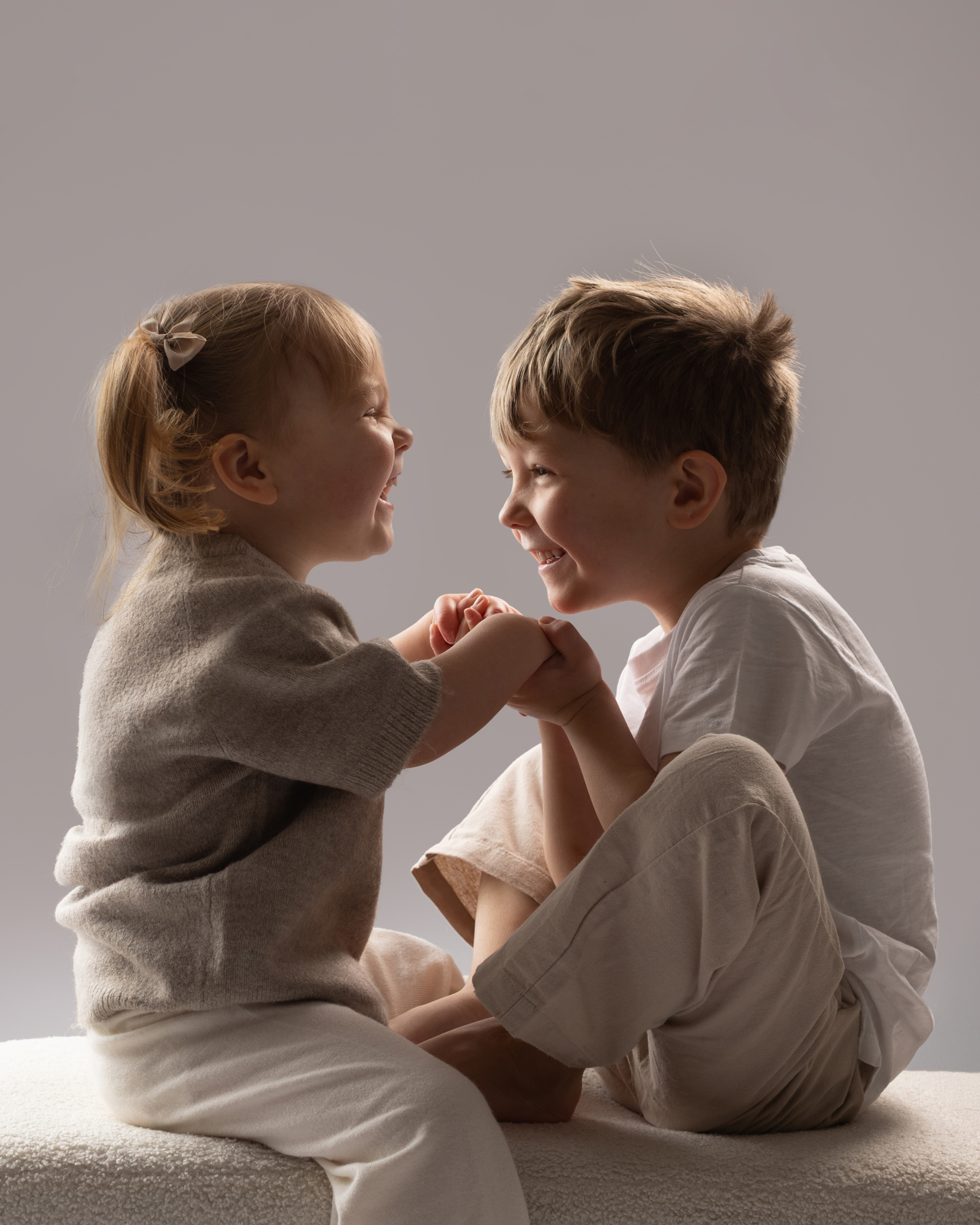 Barn ler og holder hender